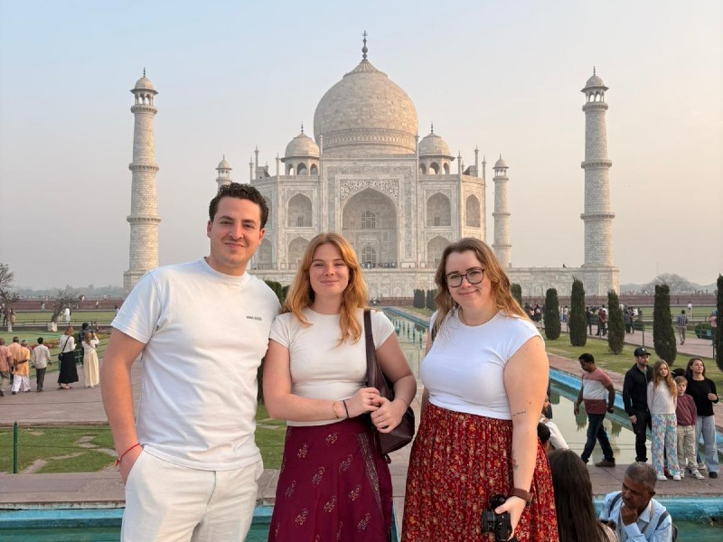 Reizigers bij de Taj Mahal