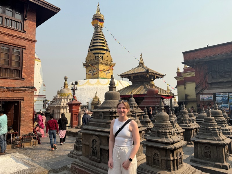 Reiziger bij de Swayambunath in kathmandu
