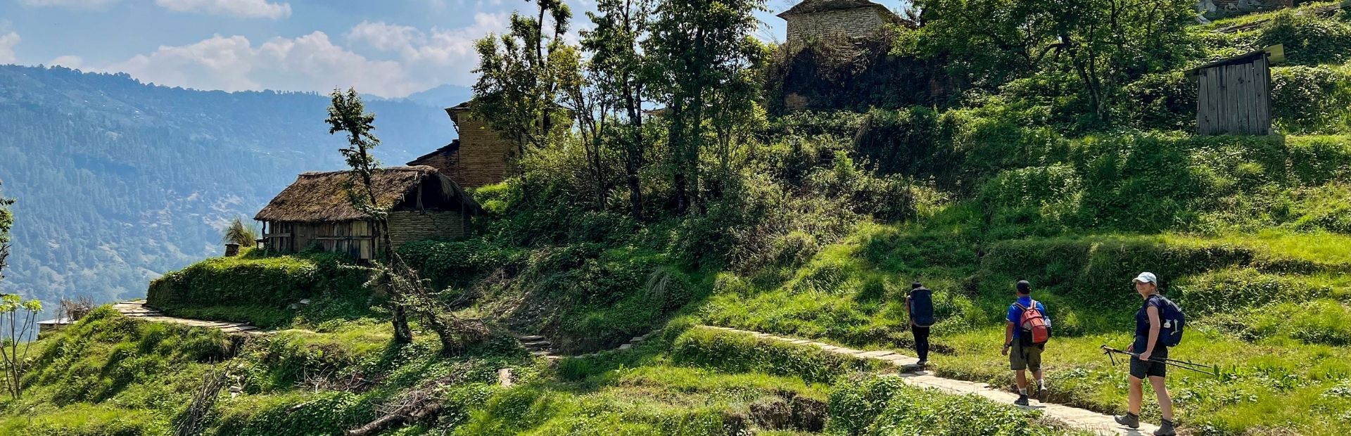Trekking door groene natuur in Nepal