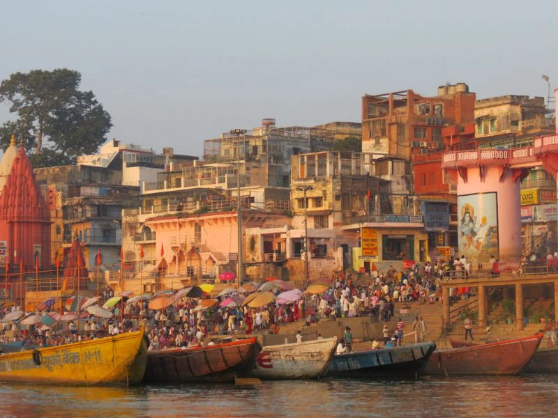 india varanasi trappen vanaf de boot