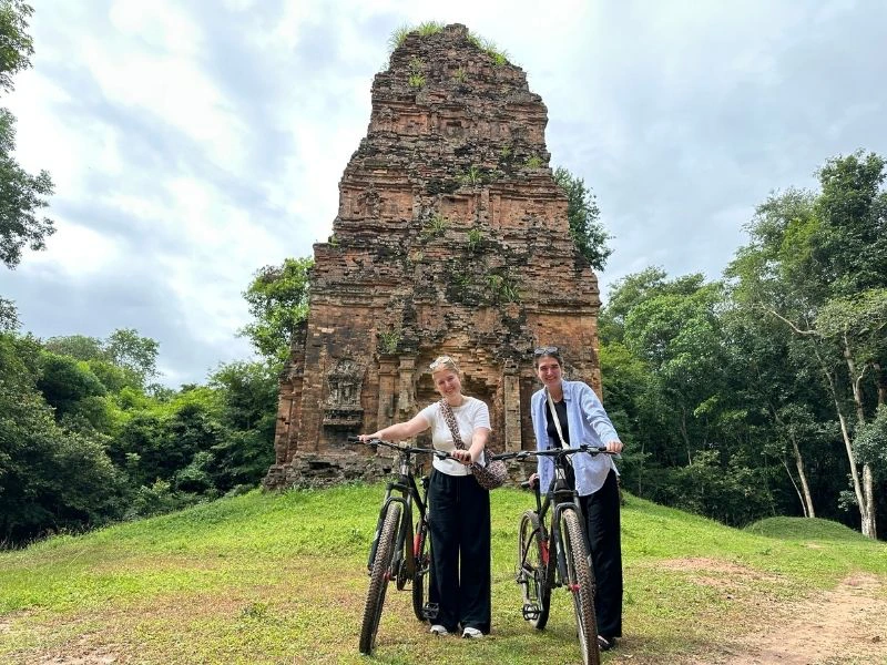 Twee vrouwen met een fiets in Cambodja