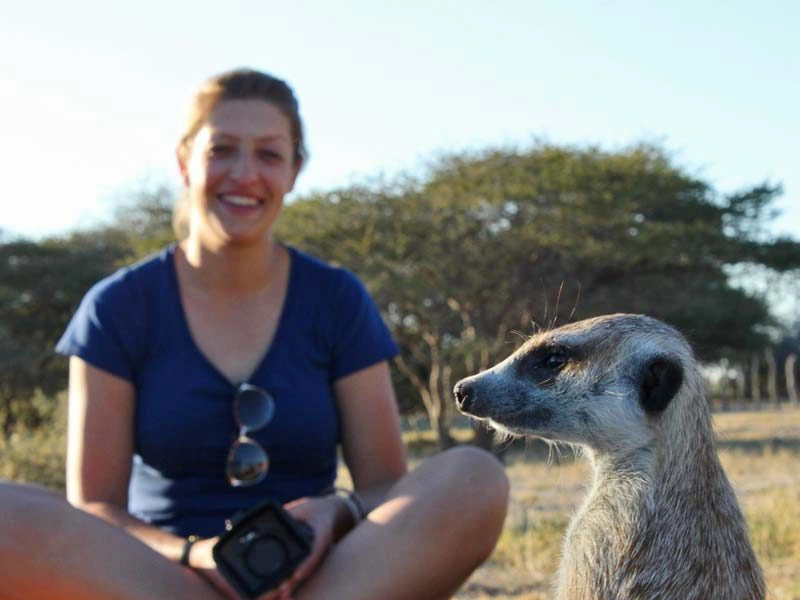 stokstaartje-namibie-met-kinderen-4