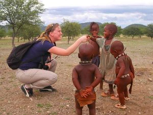 Vrouw ontmoet Himba kinderen
