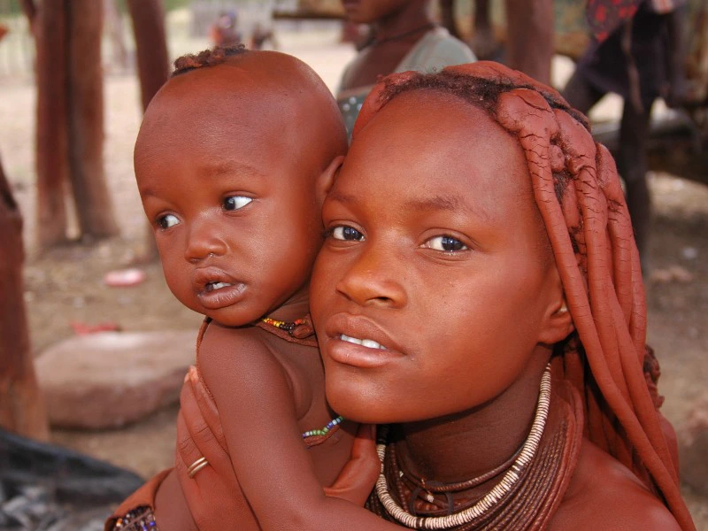 himba vrouw met kind