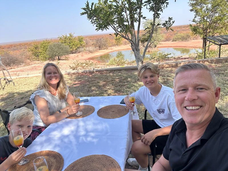 Familie aan het eten in de Afrikaanse natuur