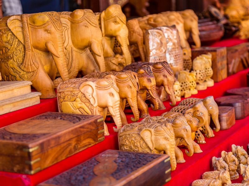 houten beeldjes en spullen op een markt