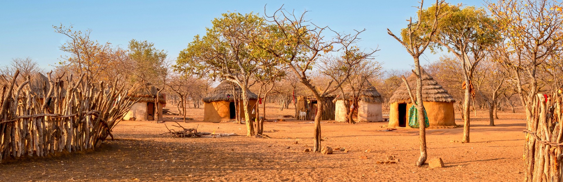 een himba dorp in het landschap