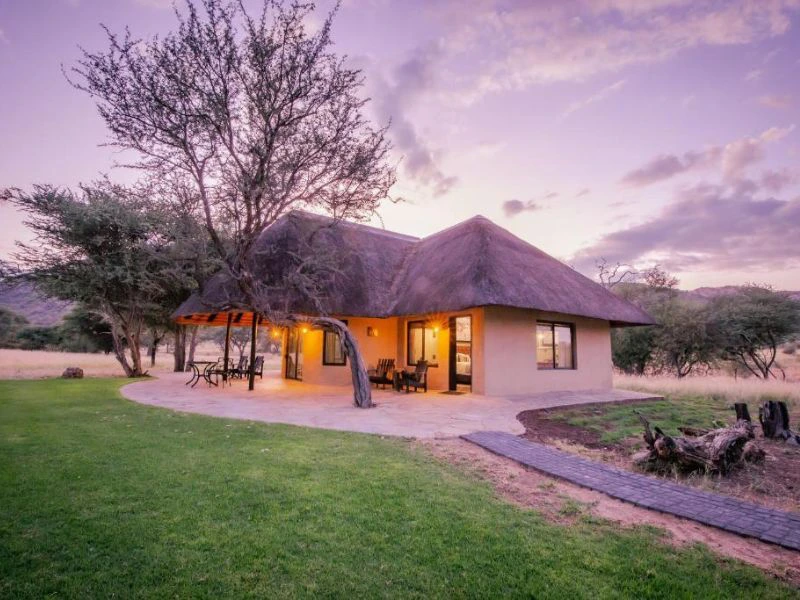 Lodge met zonsondergang