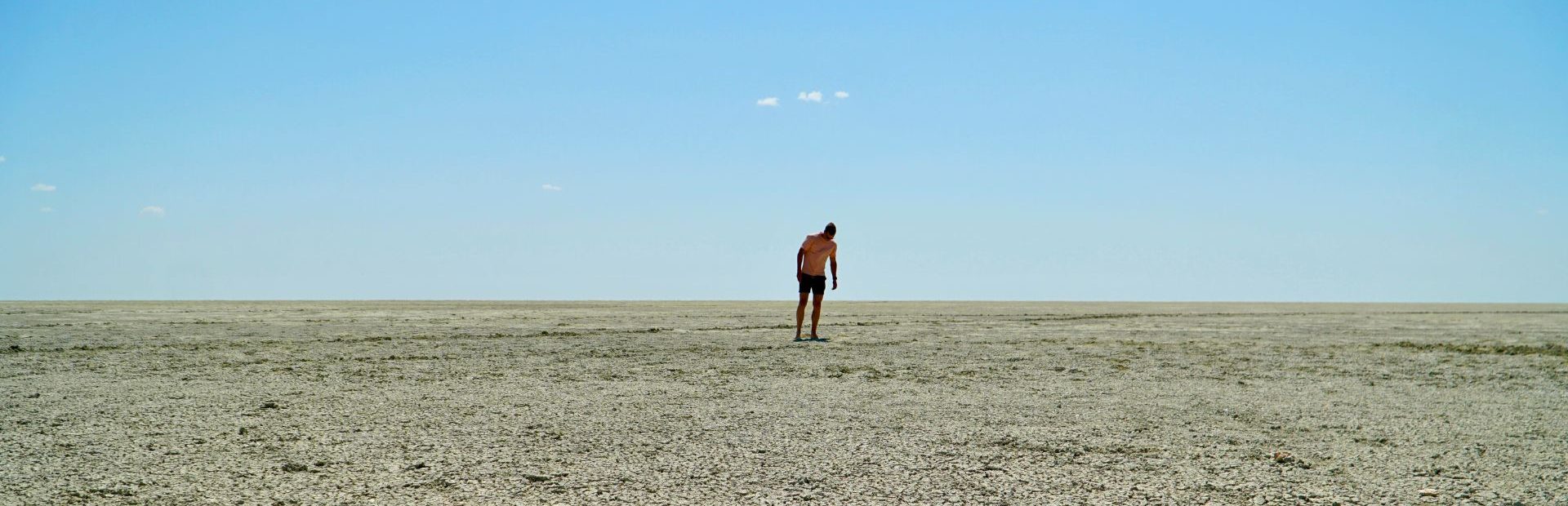 man staat in de zoutpannen