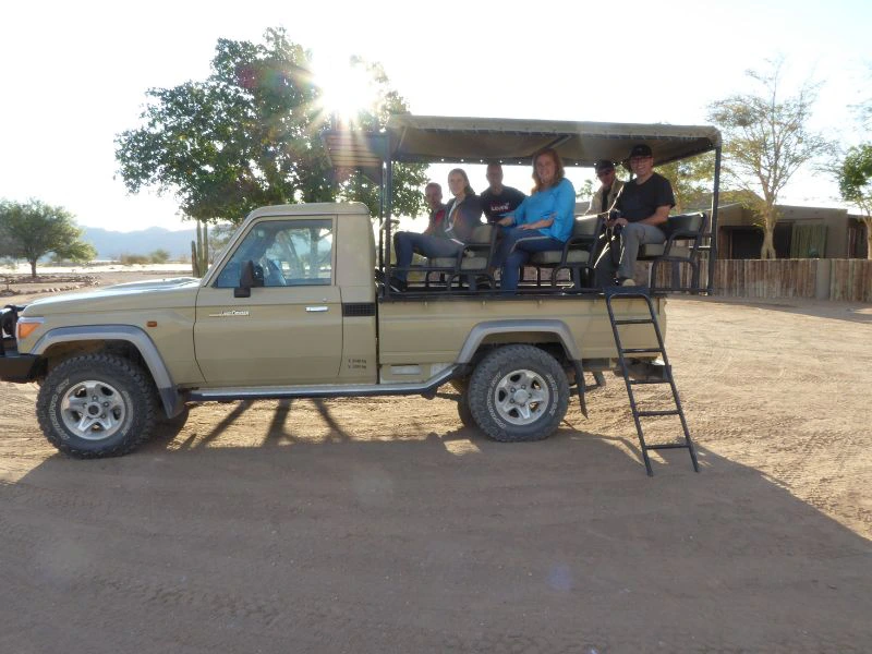 Familie zit in de jeep en gaat op safari in Etosha