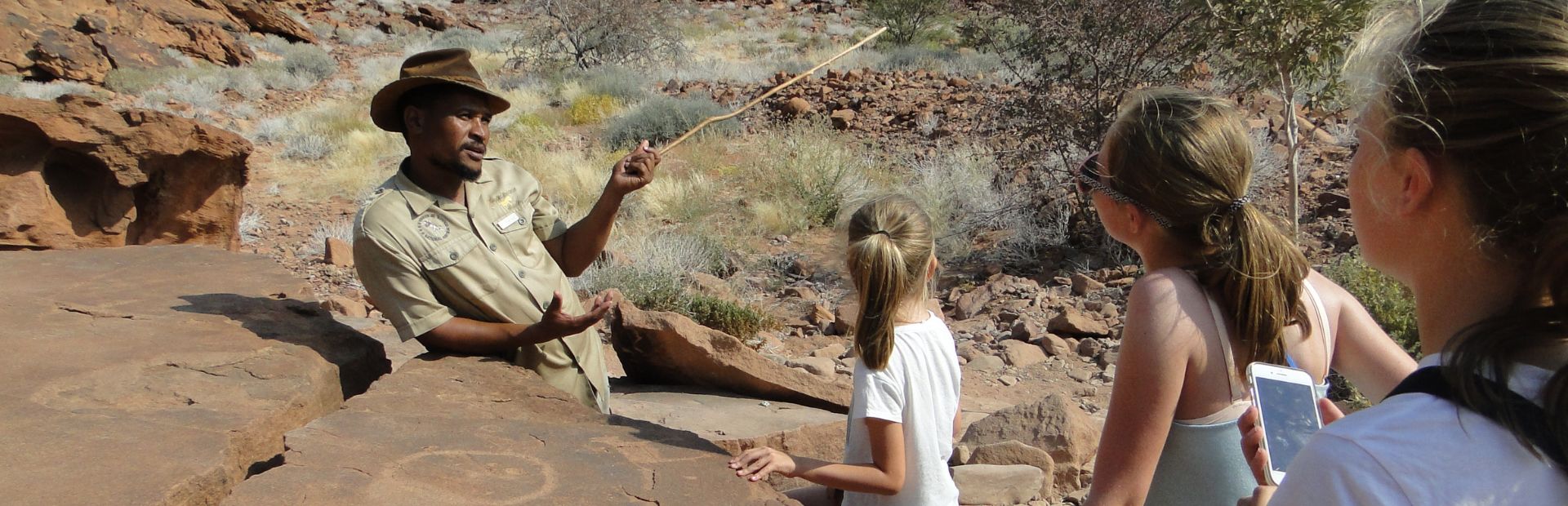 Kinderen zijn op safari met een gids en leren over de natuur.