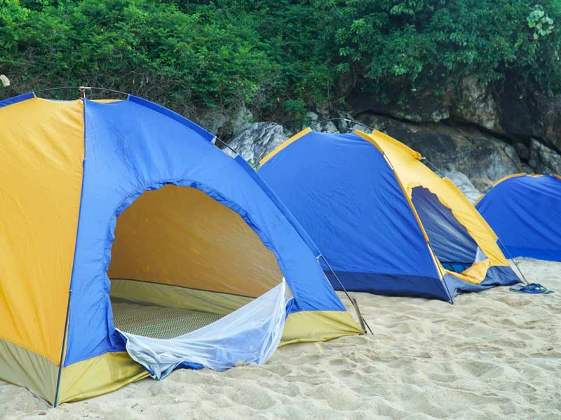 Slapen in je tent op het strand