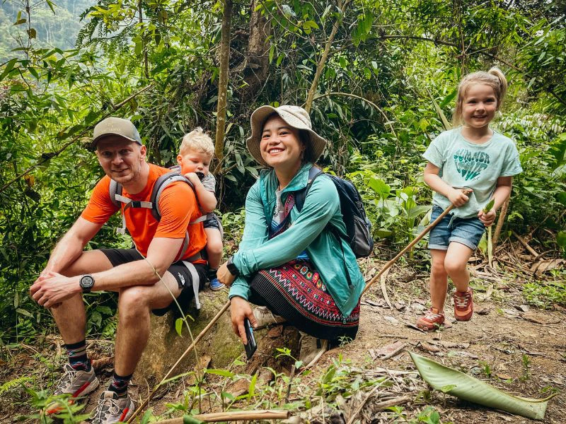 Reizigers met gids in de natuur
