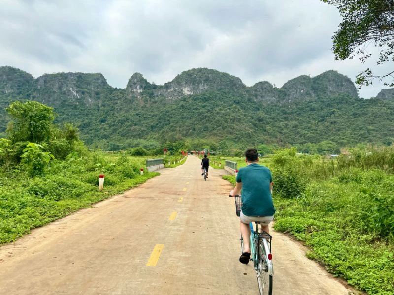 Vader fietst door Vietnam.