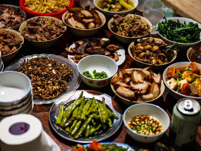 Tafel met uiteenlopende Vietnamese lekkernijen.