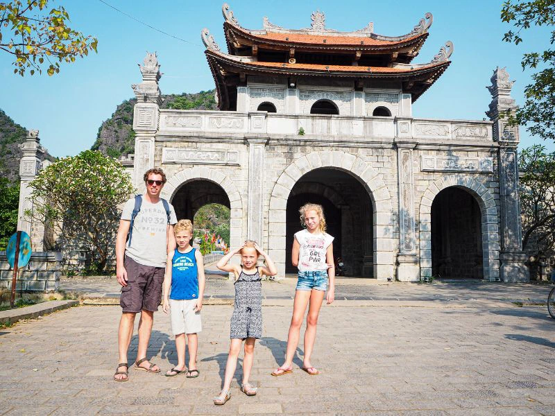 Familiefoto voor een oude ingangspoort in de omgeving van Hue.