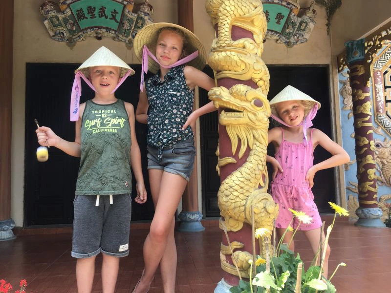 Kinderen met een Non La-hoed op hun hoofd