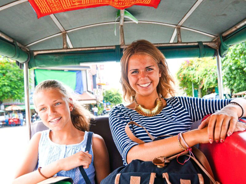 Jonge reizigers zitten samen in een Riksja.