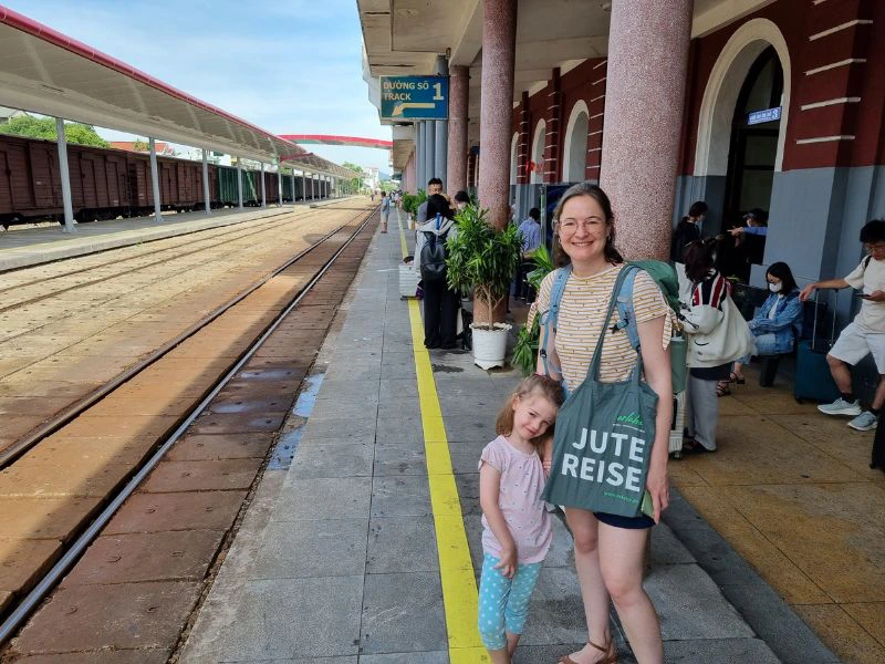 Moeder en dochter wachten op het station op de trein.