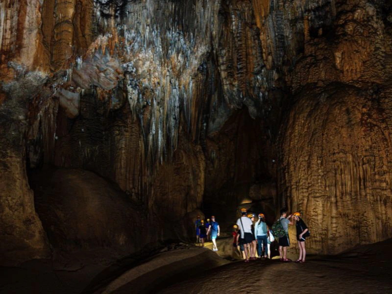 Groep reizigers gaat op ontdekkingstocht in een grot in Phong Nha.