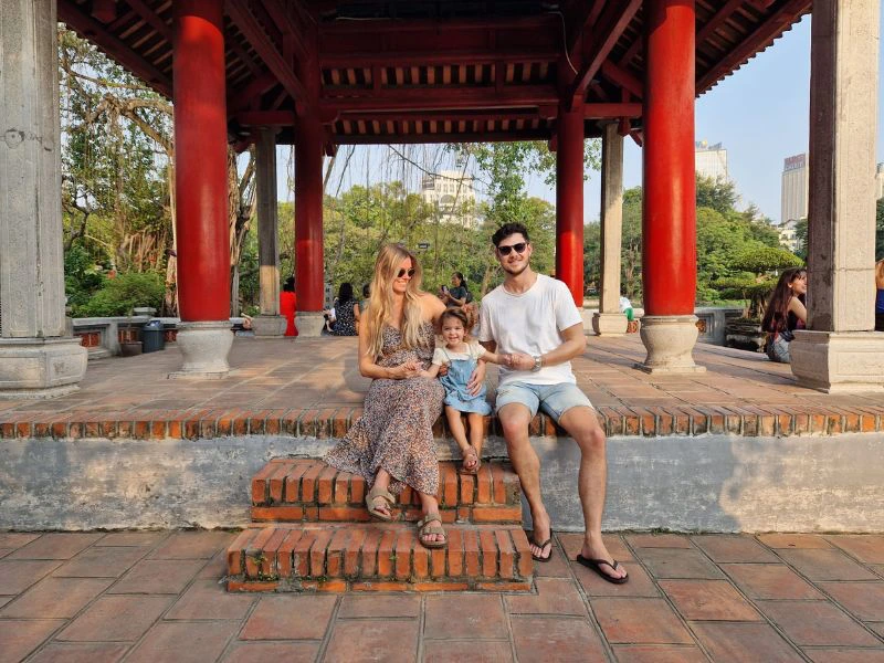 Familie zit bij een tempel in Vietnam