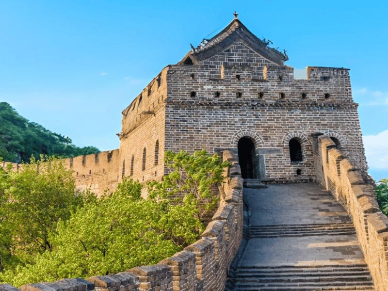 Op de Chinese Muur in de zonneschijn