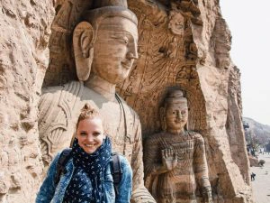 Reizigers voor de Yungang Boeddha