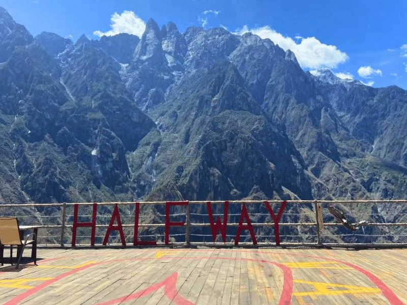 Terras bij het pension in Tiger Leaping Gorge