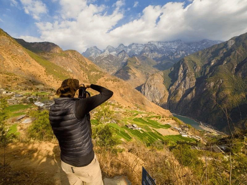 Reiziger fotografeert de Tiger Leaping Gorge in China