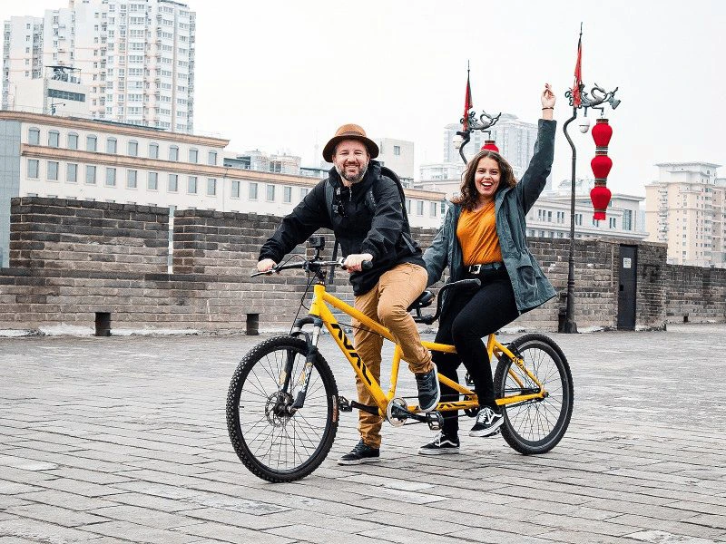Reizigers op de fiets op de stadsmuur van Xi'an