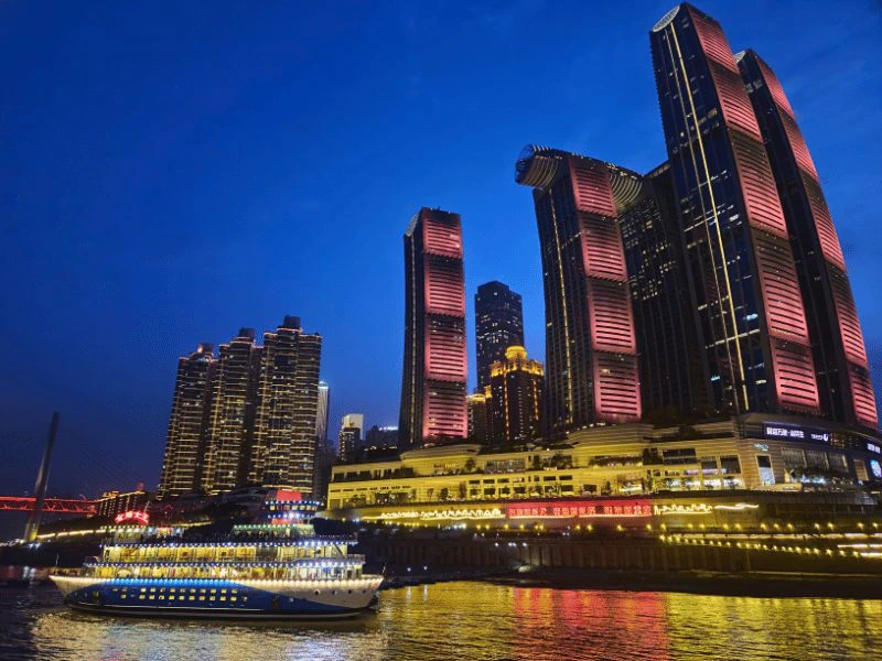 Nachtcruise over de Yangtze-rivier in Chongqing, China