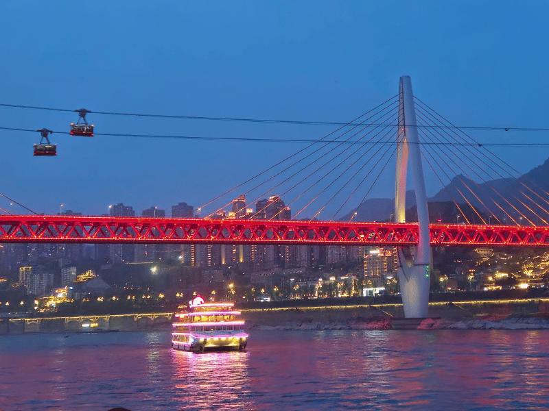 Nachtcruise over de Yangtze-rivier in Chongqing, China