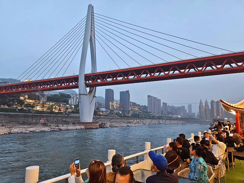 Nachtcruise over de Yangtze-rivier in Chongqing, China