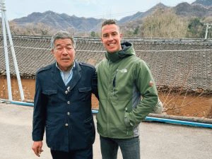 Reiziger met gids bij de Chinese Muur in Jiankou