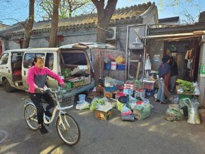 Lokale bewoners op de fiets in de hutongs van Beijing