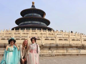 Reiziger met lokale toeristen in Beijing