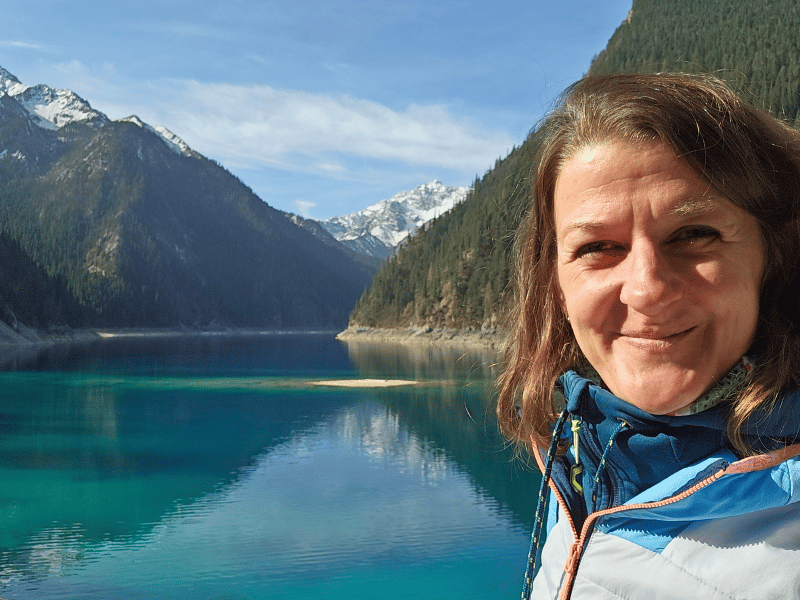 Reiziger bij de blauwe meren van Jiuzhaigou