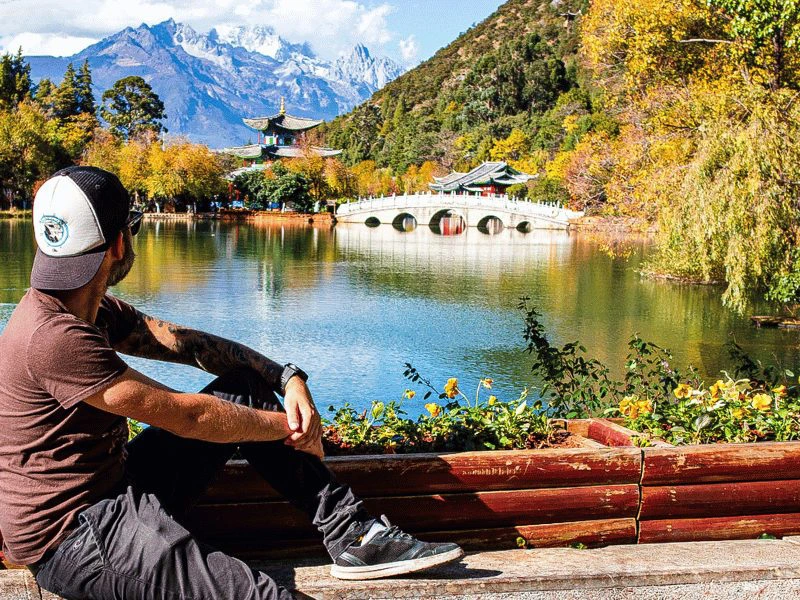 Reiziger geniet van het uitzicht op Lijiang, China