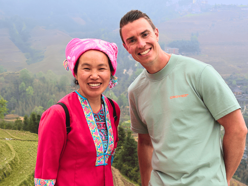 Reiziger en gids in de rijstvelden van Ping’an