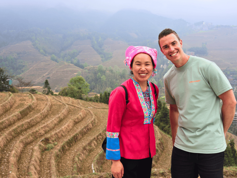 Reizigers met lokale gids in Yangshuo