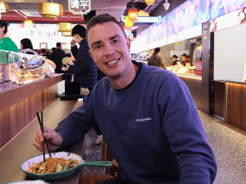 Reizigers die met eetstokjes eten in China