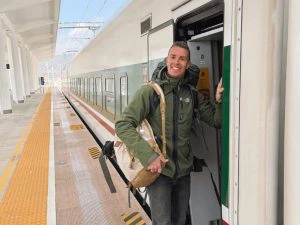 Reiziger neemt de trein in China