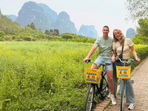 Reizigers op de fiets in Yangshuo