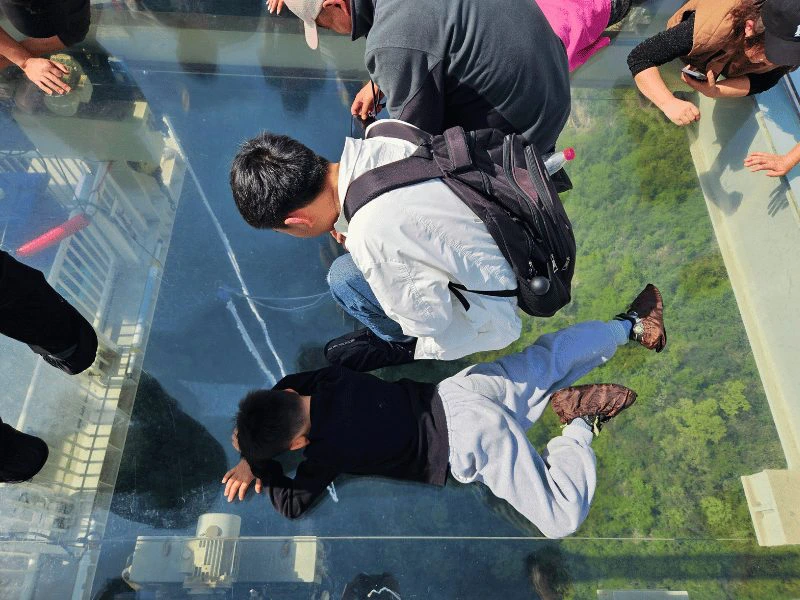 Glazen brug over de Grand Canyon bij Zhangjiajie
