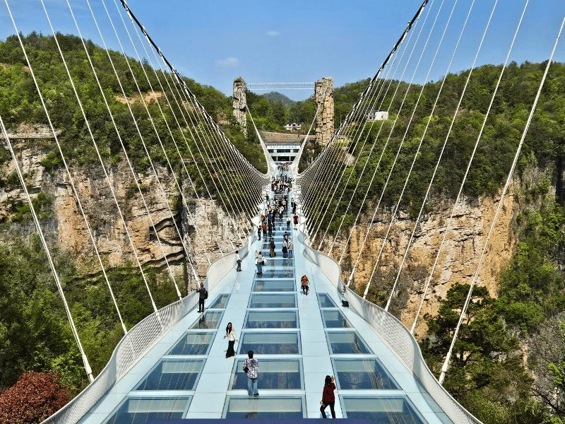 Glazen brug over de Grand Canyon bij Zhangjiajie