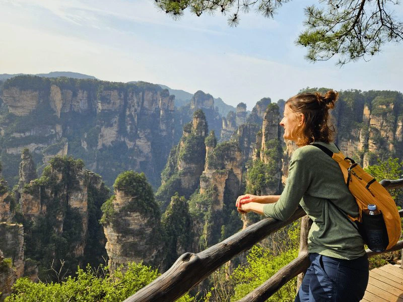 Vrouw geniet van het uitzicht in Zhangjiajie
