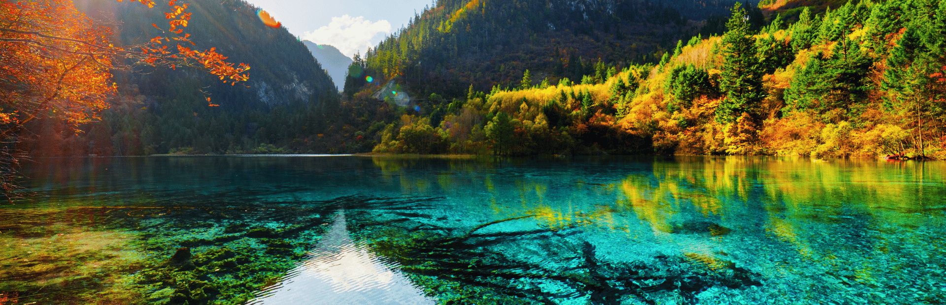 mirror lake in jiuzhaigou