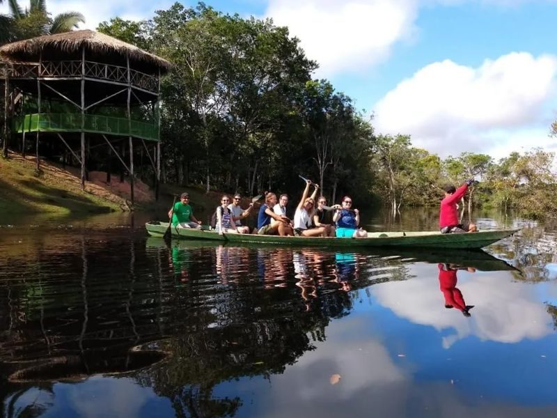Kanovaren in de Amazone Brazilie