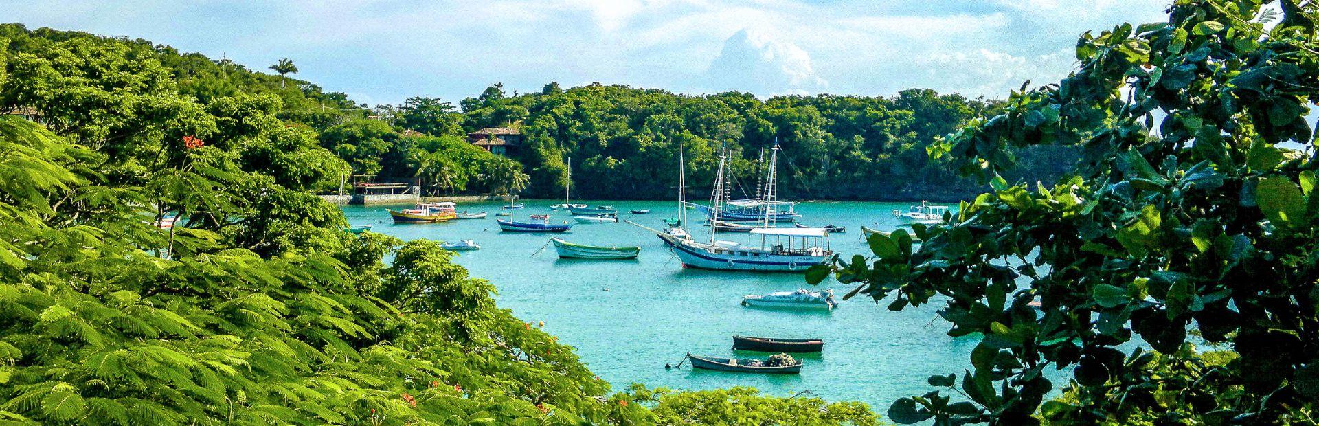 Boten in baai bij Buzios