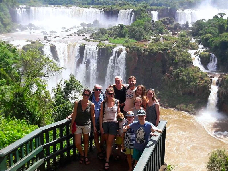 Gezin bij de Iguazu watervallen